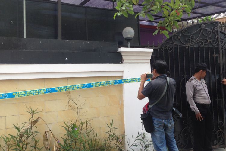 Sebuah rumah di Jalan Halmahera Raya di Kota Semarang digrebek petugas BNN karena diduga menjadi tempat produksi pil PCC, Minggu (3/12/2017)