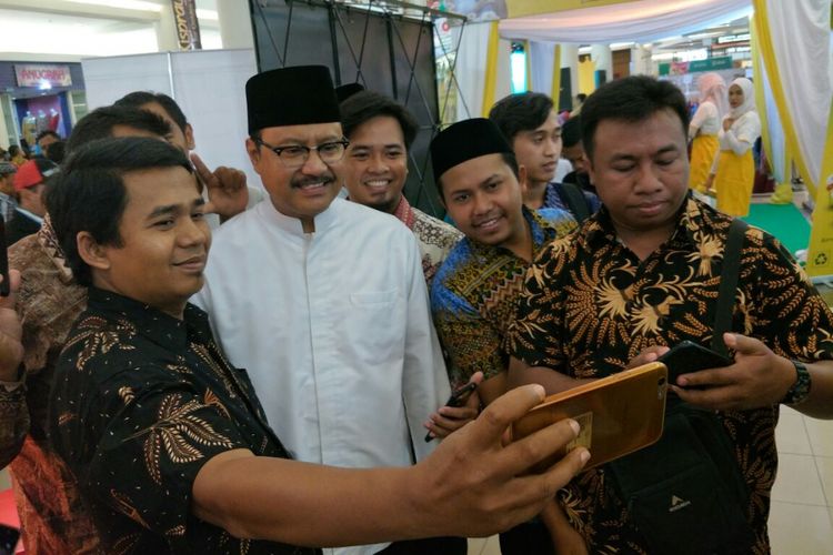 Wakil Gubernur Jawa Timur Saifullah Yusuf bersama para pendamping desa