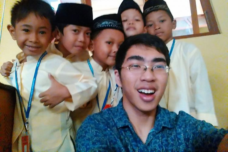 Agur dan para peserta didik di Robotot Robotic School, Klaten, Jawa Tengah.