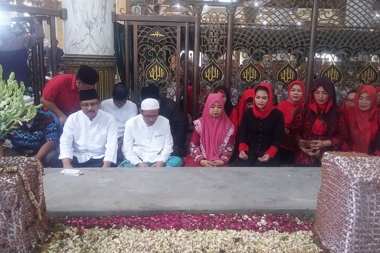 Pasangan calon Gubernur-Wakil Gubernur Jawa Timur Saifullah Yusuf-Puti Guntur Soekarno berziarah ke makam KH Syaichona Cholil di Bangkalan, Madura, Jawa Timur, Sabtu (20/1/2018)