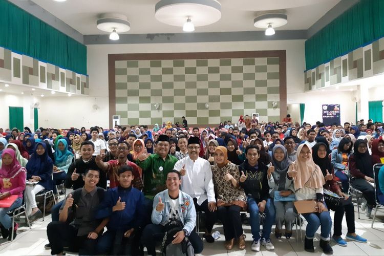 Wakil Gubernur Jawa Timur Saifullah Yusuf bersama para pelajar kelas XII se-Jawa Timur yang mengikuti uji coba Seleksi Bersama Masuk Perguruan Tinggi Negeri (SBMPTN) 2018 di Kota Malang, Minggu (4/2/2018)