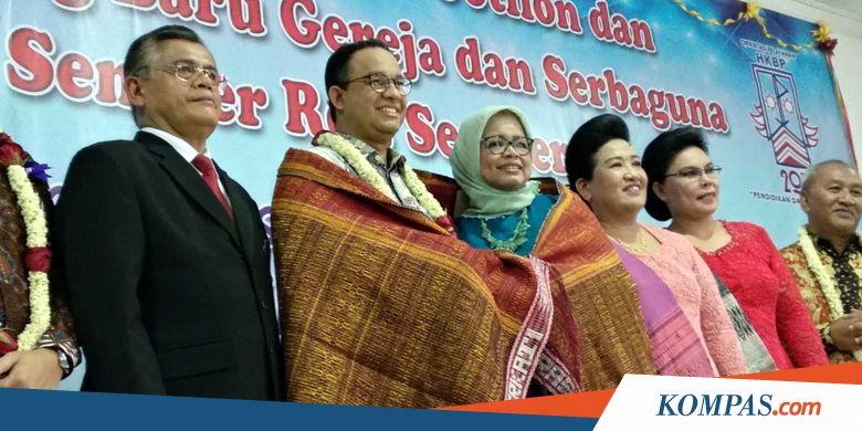 Resmikan Gereja HKBP Semper, Anies dan Istri Dihadiahi Ulos