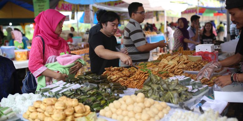 Berdagang di pasar