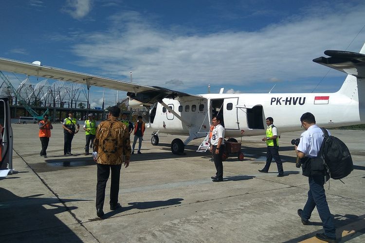 Menteri Perhubungan Budi Karya Sumadi sesaat akan terbang menggunakan pesawat Twin Otter yang diop   erasikan Demonim Air dari Bandara Timika ke Nabire Papua, Rabu (20/12/2017).