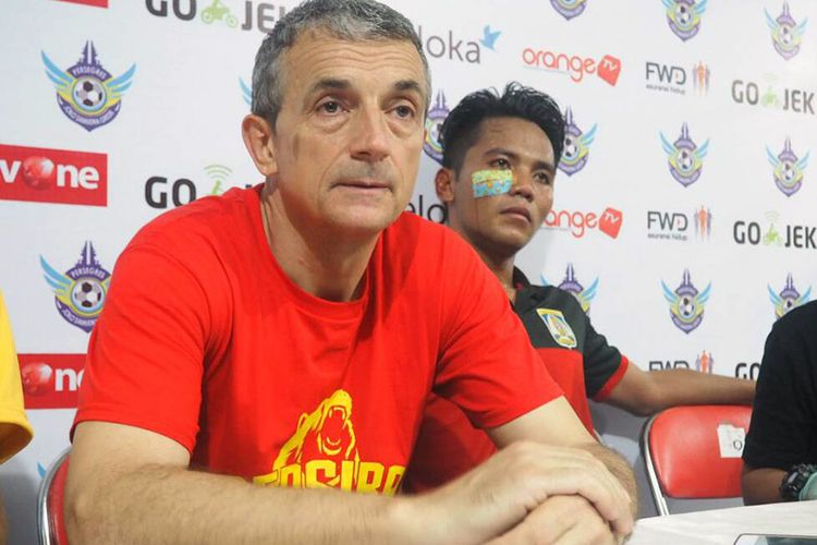 Ekspresi pelatih Persiba Balikpapan Milomir Seslija (depan) dan Bryan Cesar Ramadhan, selepas pertandingan kontra Persegres.