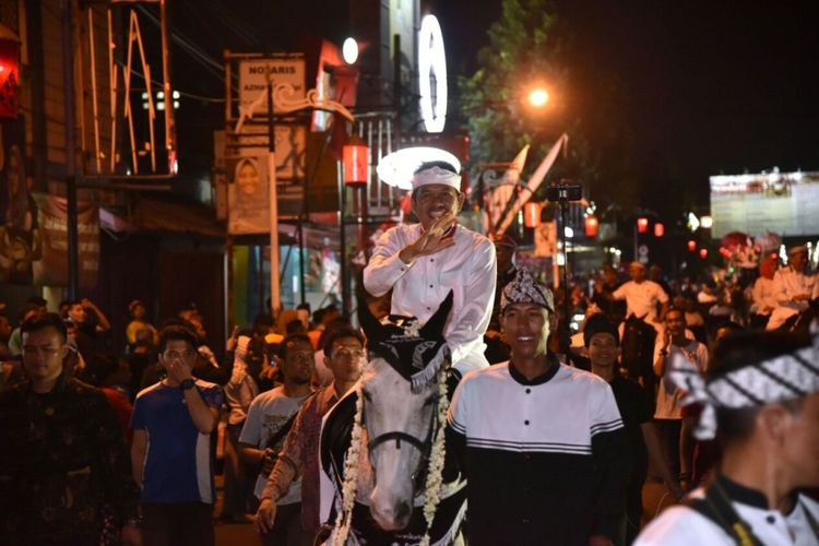 Bupati Purwakarta Dedi Mulyadi menunggang kuda dalam pawai perayaan HUT Kabupaten Purwakarta ke-49 pada Jumat (25/8/2017) malam