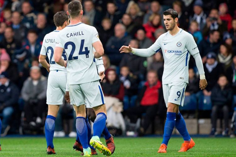 Striker Chelsea, Alvaro Morata, merayakan golnya ke gawang West Bromwich Albion pada pertandingan Premier League di The Hawthorns, Sabtu (18/11/2017).