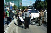 Mobil Pribadi Tabrak Separator Busway Koridor 6