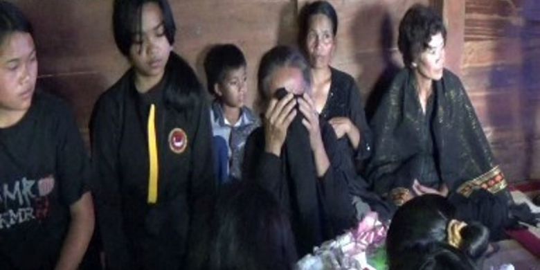 Riska (16), salah seorang siswi SMTK Mamasa sulaweis barat tewas setelah digigit anjing gila saat berangkat ke sekolah bersama sejumlah teman-temannya Rabu lalu. (KOMPAS.com/JUNAEDI)