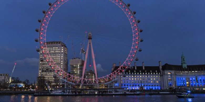 Wisawatan yang berada di London Eye, sebuah ikon wisata di Kota London yang berputar di sisi Sungai Thames, menjadi saksi serangan teror yang terjadi di depan Gedung Parlemen Inggris, Rabu (22/3/2017).