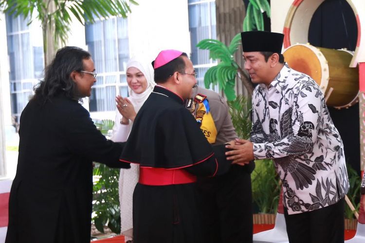 Wali Kota Semarang Hendrar Prihadi menerima ucapan selamat Idul Fitri dari Uskup Agung Semarang Mgr Dr Robertus Rubiyatmoko saat open house di Balaikota Semarang, Minggu (25/6/2017)