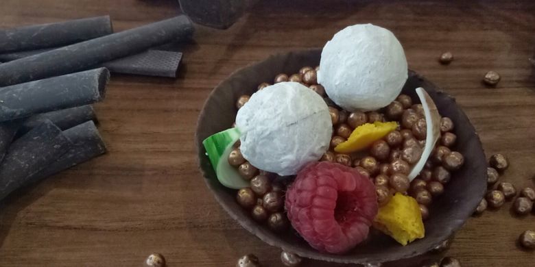 Rocksalt Chocolate, merupakan perpaduan dark cokelat dengan garam rocksalt dan esens jeruk, lalu dilapis cangkang cokelat putih, di Gran Melia, Jakarta, Selasa (18/7/2017).