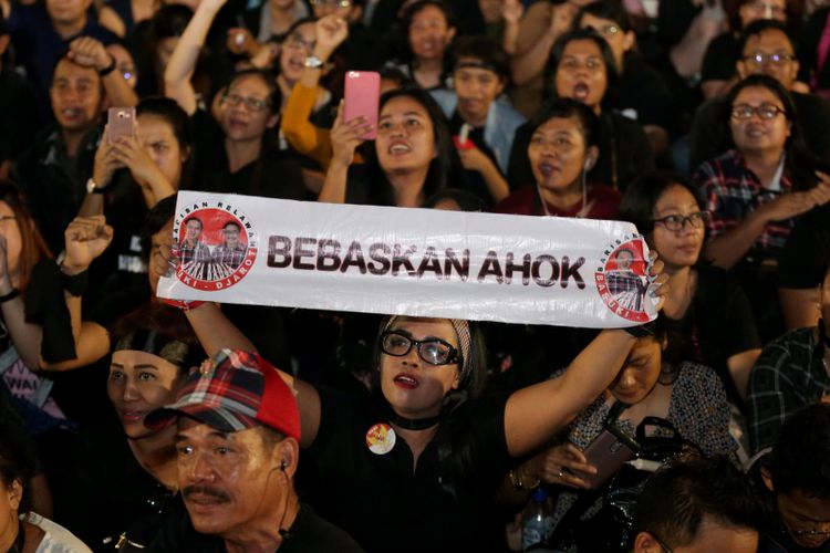Image result for Aksi para pendukung Basuki Tjahaja Purnama atau Ahok di Tugu Proklamasi Jakarta, Rabu malam