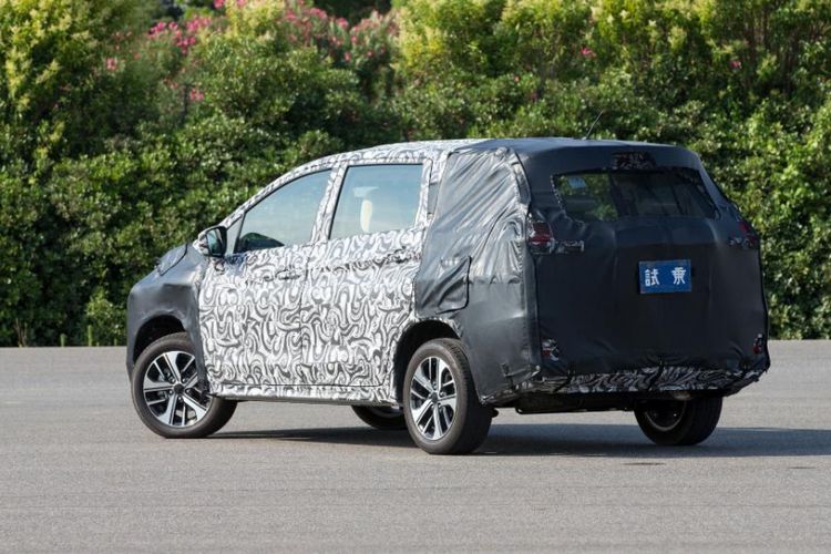 bagian belakang Small MPV Mitsubishi(MMKSI)