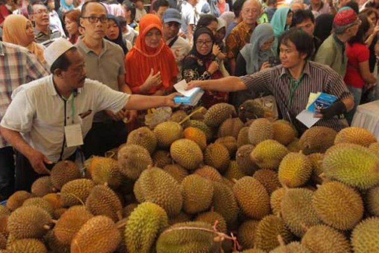 Ratusan pengunjung memadati acara Durian Fair 2016 di Blok M Square, Jakarta, Sabtu (27/2/2016). Pen   gunjung bisa menemukan sekitar 20 jenis durian unggul dari berbagai daerah di Jawa Tengah dan Jawa Barat. Selain itu juga makanan berbahan durian antara lain pancake, es krim dan sup durian.