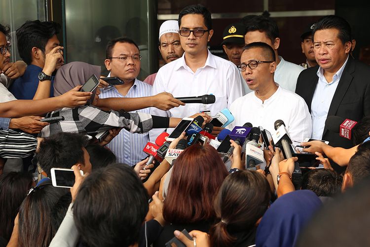 Politisi PAN Dradjad Wibowo (dua kanan) memberikan keterangan pers di gedung Komisi Pemberantasan Korupsi (KPK), Senin (5/6/2017). Perwakilan ini direncanakan bertemu pimpinan KPK untuk memberikan keterangan soal penyebutan nama Amien Rais dalam sidang dugaan korupsi pengadaan alat kesehatan yang menjerat mantan Menteri Kesehatan, Siti Fadilah Supari.(KOMPAS.com/GARRY ANDREW LOTULUNG)
Bahkan, lanjut Febri, dari fakta persidangan KPK juga menemukan ada aliran dana lain sebelumnya, yang masuk ke rekening tersebut. 