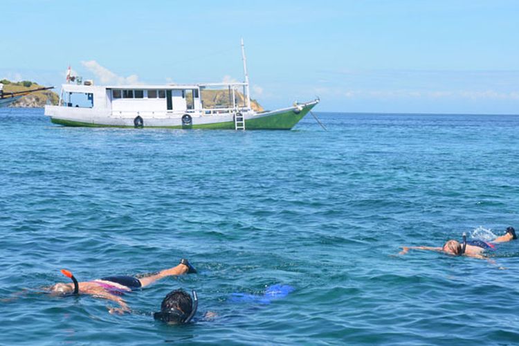 Turis asing snorkeling di Pink Beach, Labuan Bajo, dalam kawasan Taman Nasional Komodo, Kabupaten Manggarai Barat, Nusa Tenggara Timur. Keunikan dan keindahan bawah laut di sekitar pantai menjadi daya tarik wisatawan untuk berwisata ke pantai itu, Rabu (10/5/2017).