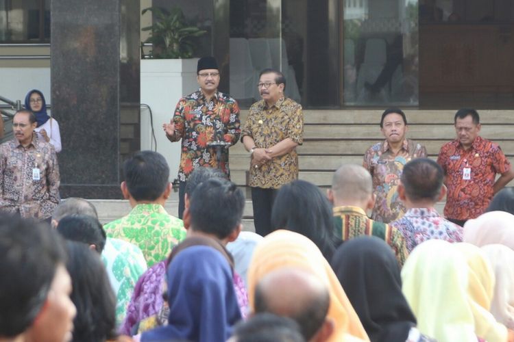 Gus Ipul (kiri) dan Soekarwo (kanan) saat apel pertama 2018 di halaman kantor Gubernur Jatim, Surabaya pada Selasa (2/1/2018). 