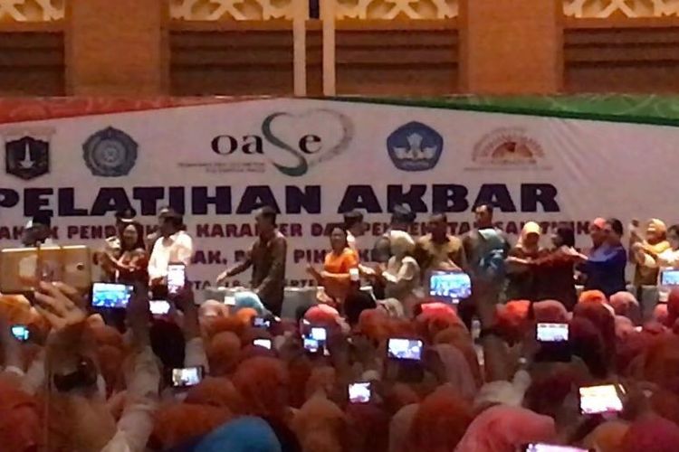 Presiden Joko Widodo dan Ibu Negara Iriana Jokowi berjoged bersama 1.200 guru PAUD se DKI Jakarta