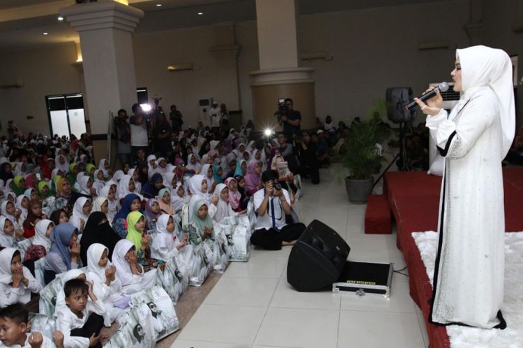 Syahrini menggelar doa bersama 2.500 anak yatim di Masjid Az Zikra, Sentul, Jawa Barat, Minggu (18/6/2017) sore.