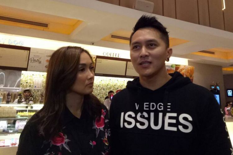 Demian Aditya dan Istrinya Sara Wijayanto diabadikan usai screening film Wonder Woman di XXI Gandaria City, Kebayoran, Jakarta Selatan, Sabtu (27/5/2017).