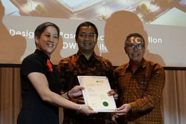 Wali Kota Semarang Hendrar Prihadi menerima penghargaan internasional dalam SIP Planning Awards, di Singapura, Kamis (21/9/2017). Wali Kota Semarang menyabet penghargaan dalam kategori Best Urban Design atau Desain Perkotaan Terbaik 
