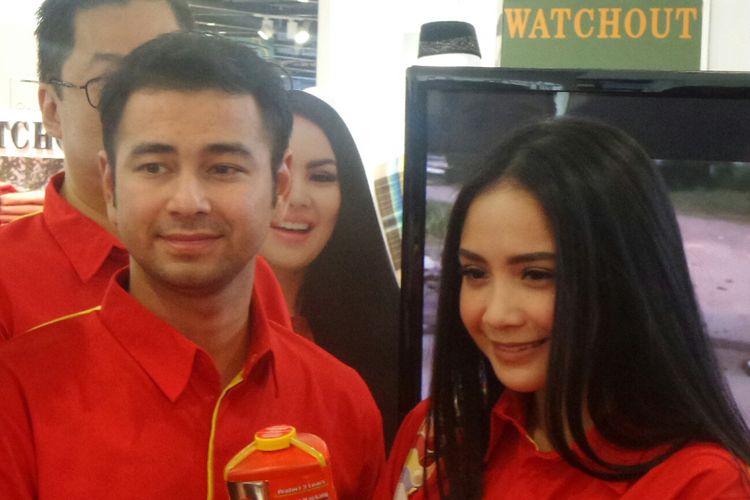 Raffi Ahmad bersama sang istri, Nagita Slavina saat diabadikan di Central Park, Jakarta Barat, Minggu (18/6/2017).