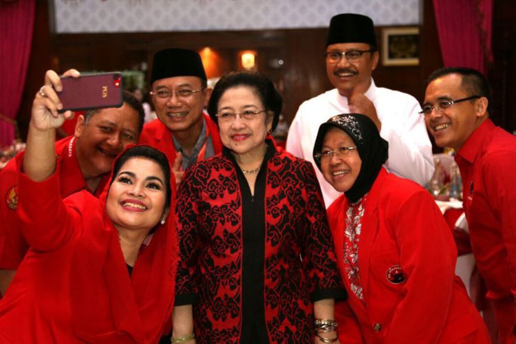  Gus Ipul - Puti Soekarno berpose bersama Megawati dan sejumlah kepala daerah di rumah dinas Wali Kota Surabaya, Tri Rismaharini sebelum menghadiri forum Rakerdasus PDIP Jatim.