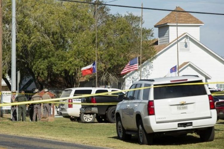 Petugas kepolisian tengah mengamankan lokasi penembakan di Gereja Baptis, Sutherland Springs, texas, Minggu (5/11/2017). Setidaknya, 26 orang tewas dalam insiden ini. (AFP/Erich Schlegel)