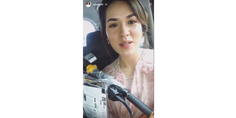 Melalui akun Insta Story milikinya, Raisa bercerita tentang hadiah sepeda yang ia dapatkan dari Presiden Joko Widodo di Istana Negara, Kamis (9/3/2017).
