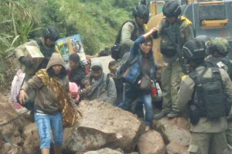 Warga yang diisolasi oleh kelompok kriminal bersenjata dievakuasi dari Kampung Kimberly, Kampung Banti, menuju Tembagapura, dengan pengawalan ketat personel TNI dan Polri pada Jumat (17/11/2017) sekitar pukul 11.00 WIT.