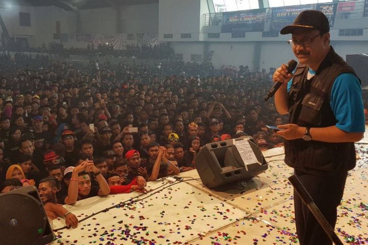 Gus Ipul di atas panggung dangdut temu akbar Saudara New Palapa (SNP) Indonesia di Surabaya