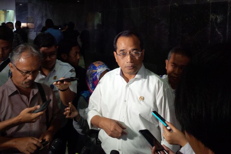 Menteri Perhubungan (Menhub) Budi Karya Sumadi saat ditemui di Komplek Parlemen DPR, Jakarta, Rabu (5/7/2017).(KOMPAS.com/ACHMAD FAUZI)