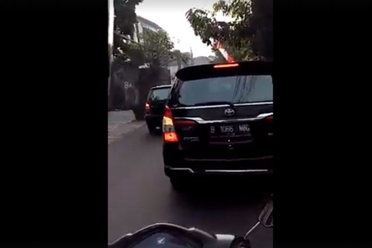 Video oleh seorang ibu sambil mengomeli rombongan mobil gubernur terpilih DKI Anies Baswedan menjadi viral di media sosial. Ibu tersebut menilai rombongan Anies tidak antre di jalan.