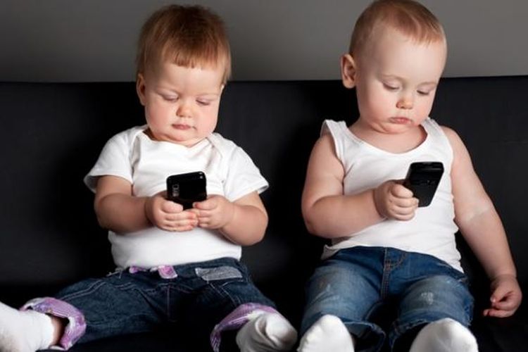 Ilustrasi penggunaan ponsel oleh anak-anak.