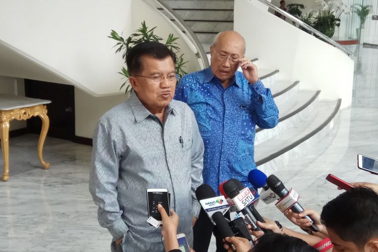 Wakil Presiden RI Jusuf Kalla mengatakan bahwa tak mungkin ada dua calon gubernur Jawa Barat dari Partai Golkar di Pilkada Jabar 2018 mendatang. Jakarta, Selasa (22/8/2017).(KOMPAS.com/ MOH NADLIR )