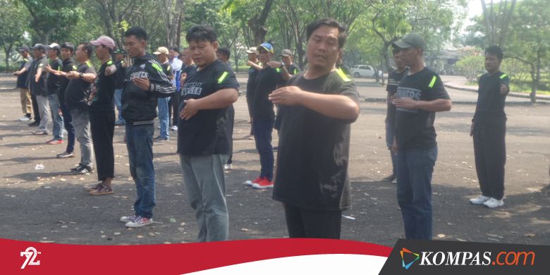 Melihat Gaya "Pak Ogah" di Jaktim Latihan Jadi Pengatur Lalu Lintas