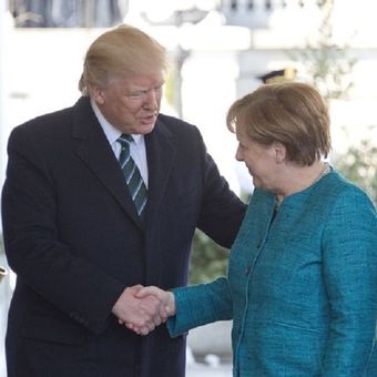 Presiden AS Donald Trump menjabat tangan Angela Merkel ketika Kanselir Jerman itu tiba di Gedung Putih, Jumat (17/3/2017) pagi.