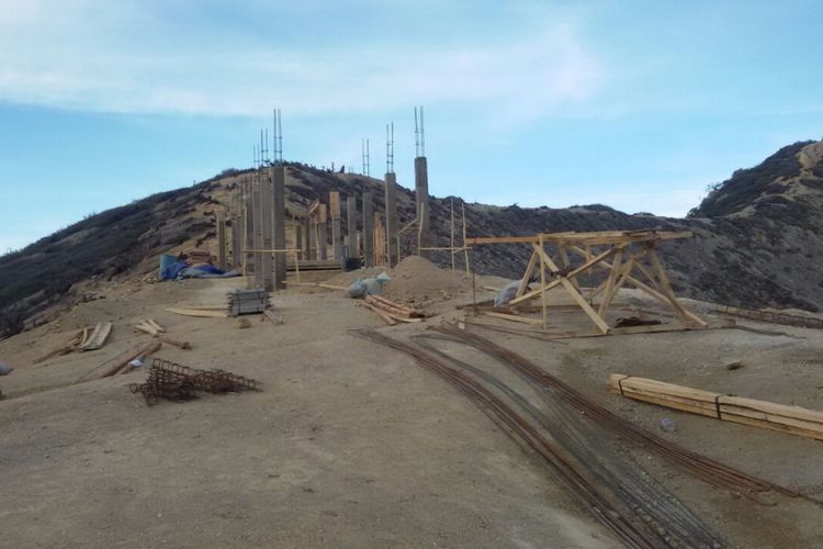 Tiang pancang yang dibangun di puncak Gunung Ijen