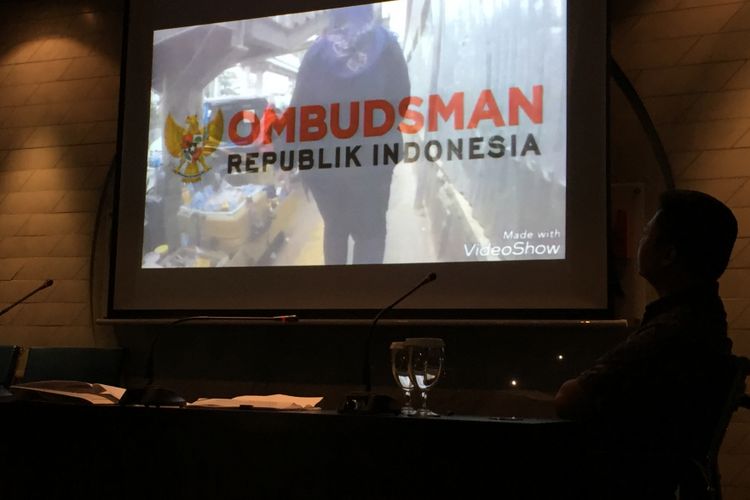 Ombudsman menemukan indikasi praktik maladministrasi yang dilakukan oknum Satpol PP DKI berupa pungutan liar, penyalahgunaan wewenang, hingga pembiaran yang dilakukan oknum Satpol PP DKI terhadap pedagang kaki lima di Jakarta, Jumat (24/11/2017).