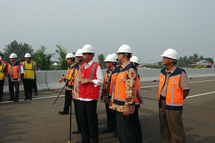 Presiden Joko Widodo meresmikan tol Bekasi-Cawang-Kampung Melayu di Jakarta Timur, Jumat (3/11/2017)