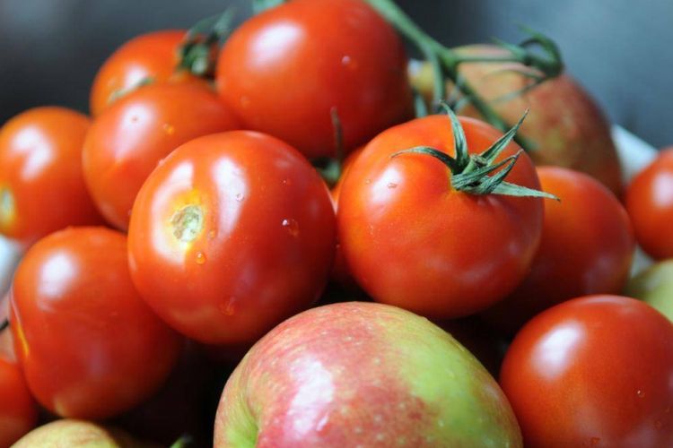 Ilustrasi apel dan tomat