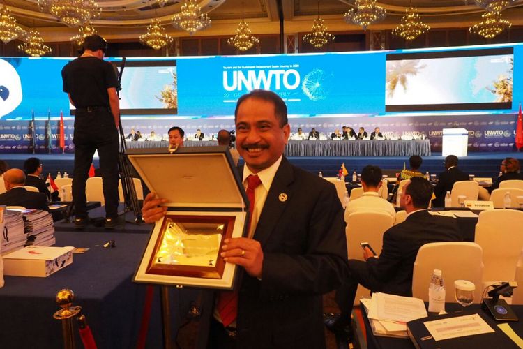 Menteri Pariwisata Arief Yahya memegang penghargaan video pariwisata Indonesia dalam lomba video pariwisata yang digelar oleh UNWTO.