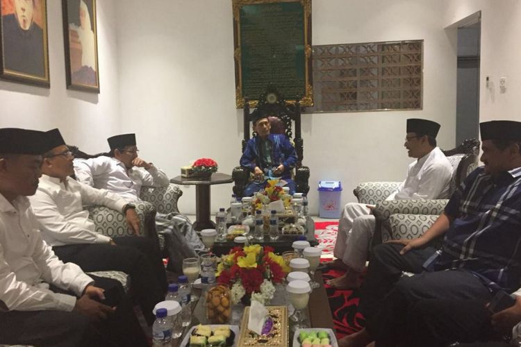 Gus Ipul - Azwar Anas dan pimpinan PKB Jatim bersilaturahim ke pimpinan Tarekat Shiddiqiyah KH Muhammad Muchtar di Jombang.