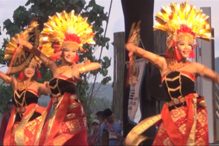 Penari membawakan karya Guruh Soekarnoputra dalam pembukaan Festival Kesenian Kawasan Selatan (FKKS) di panggung 360 Pantai Prigi, Kabupaten Trenggalek (21/10/2017).
