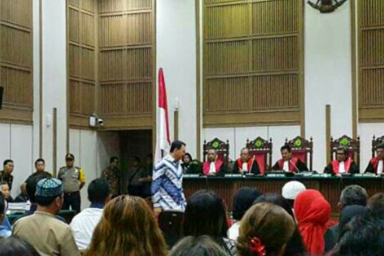 Terdakwa Basuki Tjahaja Purnama (Ahok) memasuki ruang sidang untuk menjalani sidang putusan dalam kasus dugaan penodaan agama di Auditorium Kementerian Pertanian, Ragunan, Jakarta Selatan, Selasa (9/5/2017).