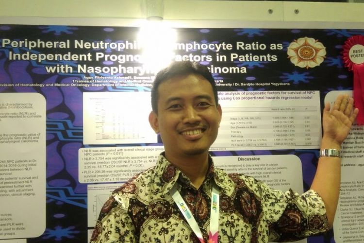 Agus Fitriyanto Achmad berdiri di depan posternya yang mendapat penghargaan Best Poster dari Eropean Society for Medical Oncology (ESMO) Asia 2017.