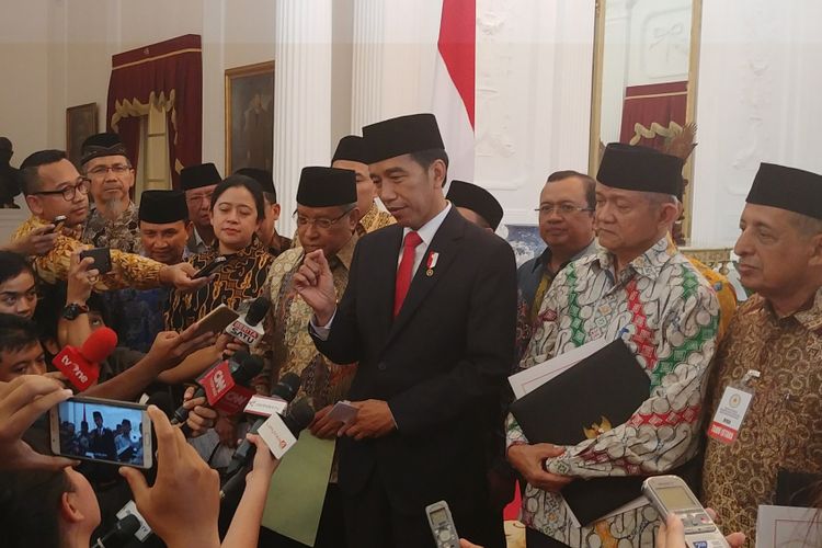 Presiden Joko Widodo bersama pimpinan ormas mengumumkan Perpres 87 Tahun 2017 tentang Penguatan Pendidikan Karakter di Istana Merdeka, Jakarta, Rabu (6/9/2017).