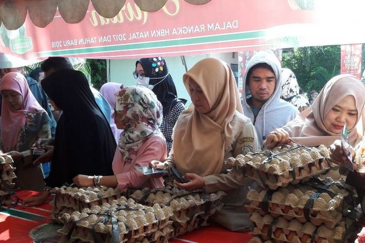 Warga masyarakat belanja telur ayam saat bazar komoditas pangan pokok di Gerai TTI, Pontianak. Bazar digelar pada 18-19 Desember 2017.