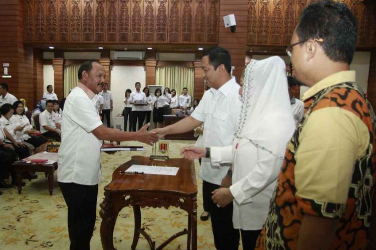 Wali Kota Semarang Hendrar Prihadi menyerahkan Dokumen Pelaksanaan Anggaran (DPA) kepada pimpinan Organisasi Perangkat Daerah (OPD) Kota Semarang.